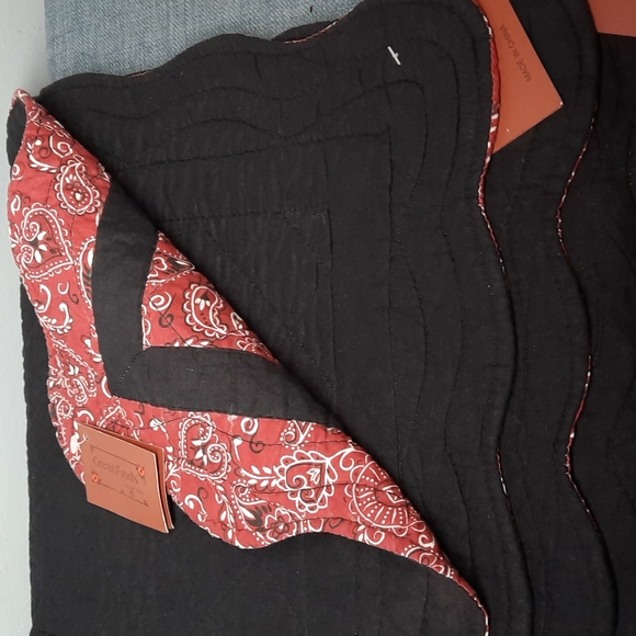 Set 4 Placemats Tablemat Quilted Cotton Black Red Reversible 15" Square Washable - Picture 4 of 4